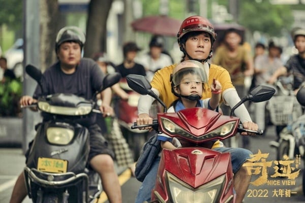 Netflix電影推薦《奇蹟·笨小孩》，易烊千璽飾演的景浩騎車載著妹妹。