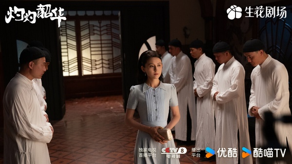 民國大女主商戰陸劇《灼灼韶華》，熱依扎飾演的褚韶華展現經商才能，逆襲成長。