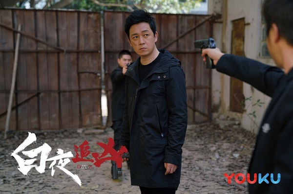 豆瓣高分懸疑神劇《白夜追凶》，潘粵明一人分飾兩角，飾演雙胞胎兄弟關宏峰與關宏宇