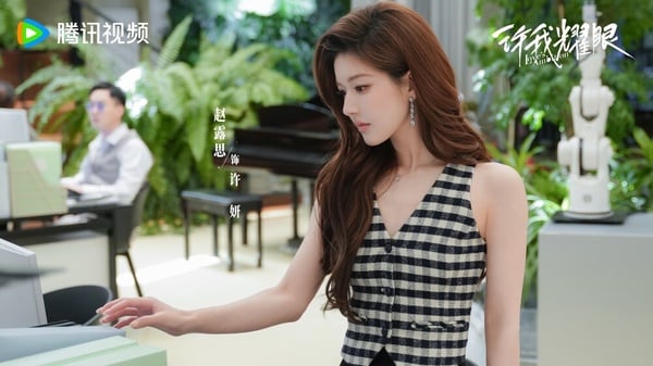 《許我耀眼》劇情講述當紅主播許妍靠著光鮮的主持人身份和「精心妝點」的身世，順利嫁給都市菁英沈皓明，而這一切盡在沈皓明的掌握下，當衝突來臨時，許妍脫離沈皓明的掌控一去不回頭，沈皓明卻發現自己早已陷入愛情，想要全力追回許妍。