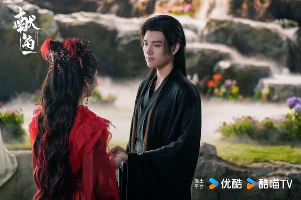 古裝仙俠劇《獻魚》劇照，陳飛宇飾演的師祖司馬焦與王影璐飾演的鹹魚少女廖停雁