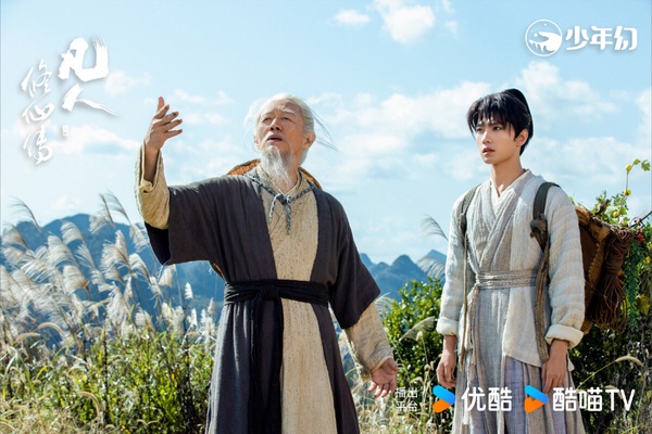  陸劇《凡人修仙傳》中，楊洋在唯美實景中的與師父同框劇照。