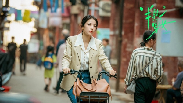 周雨彤演過不少職場女強人，而在《半熟男女》裡的韓蘇，是一名來自單親家庭的優秀律師，對人恩怨分明，擁有強烈的獨立意識，是典型都會女強人，在職場上，她野心勃勃、拼勁十足，因為她想超越父親的成就，而在感情中歷經挫折後，她能冷靜理性地分析，並選擇瀟灑放下與成長。