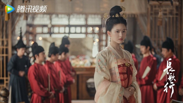 《長歌行》由迪麗熱巴、吳磊主演，豆瓣分數為6.1，趙露思在劇裡飾演的是女二「李樂嫣」，性格軟萌甜美，雖然是配角，但討論度完全不輸男女主角，特別是與劉宇寧組成的「皓嫣CP」，人氣反而更高，不少人都是為了這對CP來追《長歌行》！