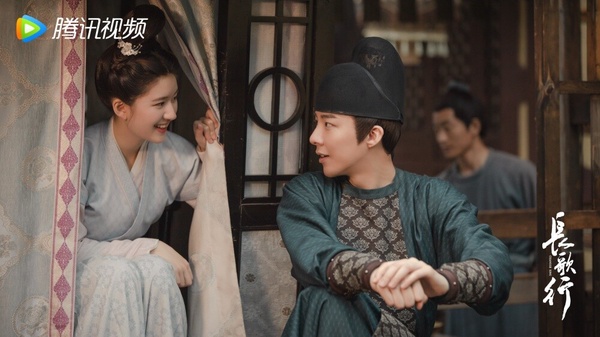 《長歌行》由迪麗熱巴、吳磊主演，豆瓣分數為6.1，趙露思在劇裡飾演的是女二「李樂嫣」，性格軟萌甜美，雖然是配角，但討論度完全不輸男女主角，特別是與劉宇寧組成的「皓嫣CP」，人氣反而更高，不少人都是為了這對CP來追《長歌行》！