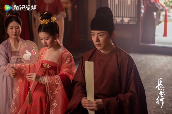 《長歌行》由迪麗熱巴、吳磊主演，豆瓣分數為6.1，趙露思在劇裡飾演的是女二「李樂嫣」，性格軟萌甜美，雖然是配角，但討論度完全不輸男女主角，特別是與劉宇寧組成的「皓嫣CP」，人氣反而更高，不少人都是為了這對CP來追《長歌行》！