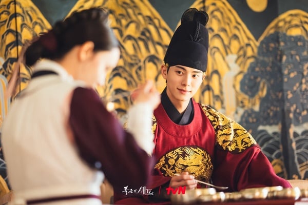 韓劇《暴君的廚師》劇照，飾演男主角李獻的李彩玟身穿古裝，與女主角潤娥深情對望，展現劇中精湛演技與絕佳默契。