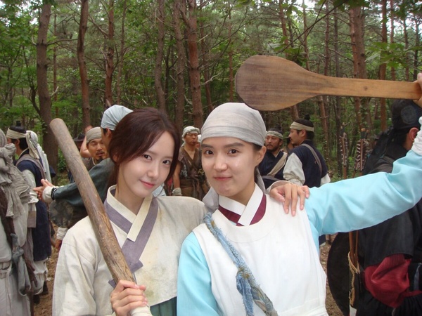 在《暴君的廚師》中飾演「長今」一角的演員尹瑞娥個人照，她因在劇中生動的演技被封為「最強綠葉」。