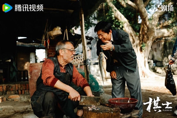 《棋士》劇情挺有趣，這部劇把「圍棋」和「犯罪」結合在一起，平凡的圍棋老師發現，圍棋的思維方式竟然可以用來犯罪，緊接著事件一環扣一環，讓人猜不到發展。《棋士》人物之間的搏弈、人性的刻劃都有看點，豆瓣評分高達7.5。