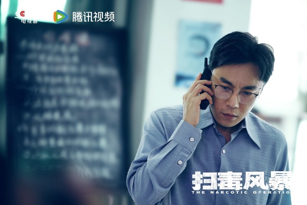 《掃毒風暴》是2025高收視、高口碑的陸劇，豆瓣開出7.5的高分，該劇找來段奕宏、秦昊等一票戲骨演員。許多觀眾稱讚《掃毒風暴》90年代的復古感很吸引人，而且角色人設飽滿，演員演技在線，看段奕宏和秦昊兩大戲骨飆戲，很過癮。