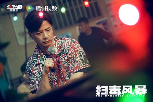 《掃毒風暴》是2025高收視、高口碑的陸劇，豆瓣開出7.5的高分，該劇找來段奕宏、秦昊等一票戲骨演員。許多觀眾稱讚《掃毒風暴》90年代的復古感很吸引人，而且角色人設飽滿，演員演技在線，看段奕宏和秦昊兩大戲骨飆戲，很過癮。
