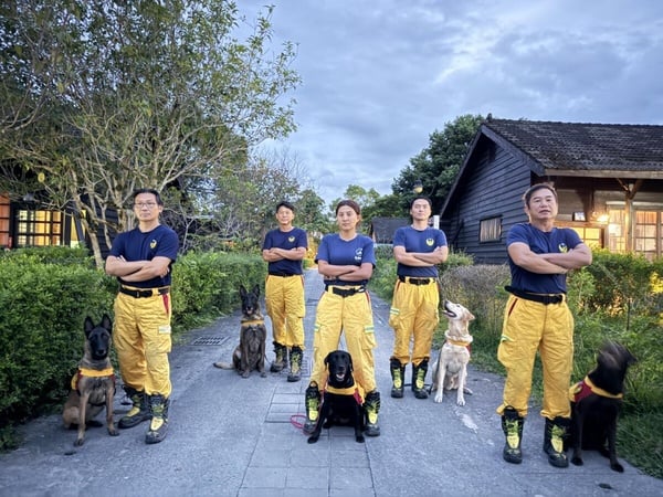 高雄市政府消防局特搜大隊的搜救犬與領犬員，穿著專業準備出勤