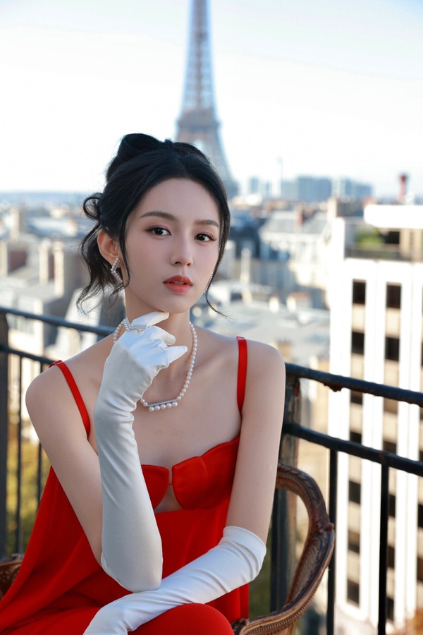 95後人氣小花周也的個人時尚照，展現其清冷脫俗的氣質。