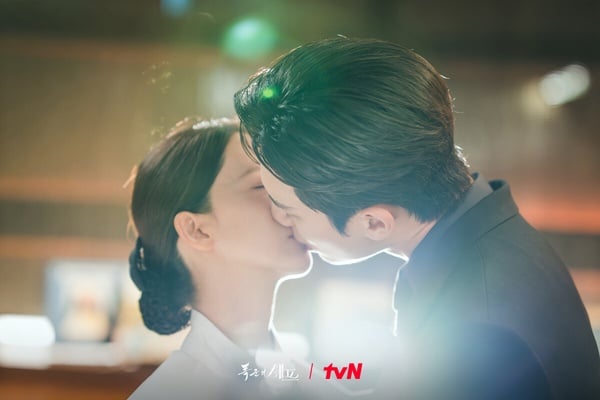2025最新穿越韓劇《暴君的廚師》劇照，潤娥與李彩玟在現代深情擁吻