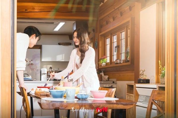 潤娥與李彩玟在韓劇《暴君的廚師》中的浪漫劇照，展現高顏值CP感。