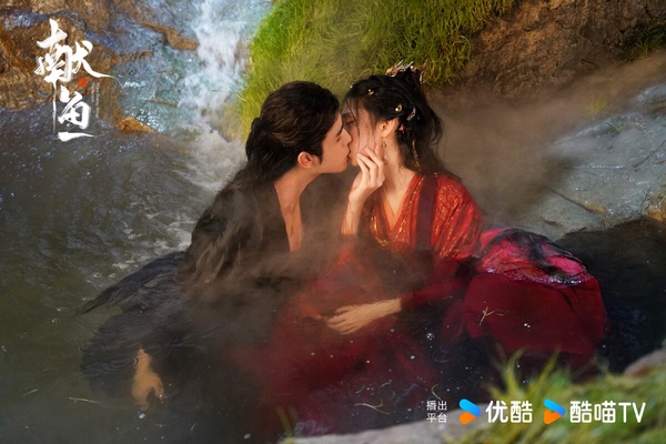 陳飛宇《獻魚》是2025暑期檔重磅古裝劇，改編自熱門小說《向師祖獻上鹹魚》，劇情很有意思，這是病嬌大魔王vs.鹹魚少女的設定，講述了被封山中500年的師祖司馬焦，和意外進入修仙界的廖停雁相遇，司馬焦被其鹹魚本能降服、廖停雁開始引導司馬焦步步向善，成為了改變他的人。