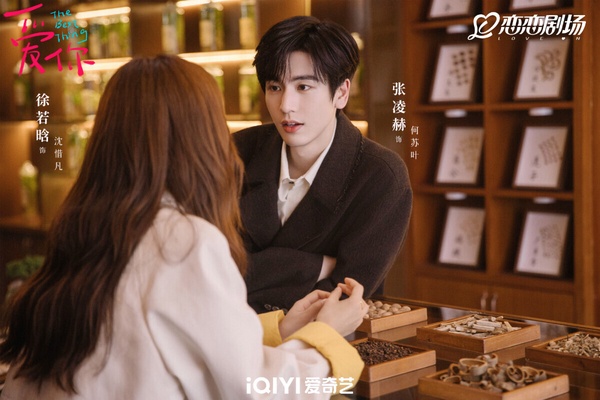 張凌赫、徐若晗主演的《愛你》是2025必追小甜劇！《愛你》熱度雖然不及《難哄》，但評價更高，豆瓣評分6.8，勝過5.4分的《難哄》。這是帥氣中醫與女患者之間的愛情故事。劇情其實就是一般小甜劇的套路，不過《愛你》拍得挺有氛圍感，節奏也流暢，張凌赫醫生扮相蘇感超強！