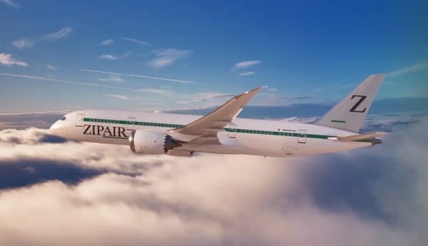 一架ZIPAIR波音787-8客機，機身以灰綠色線條點綴，準備執飛東京成田航線。