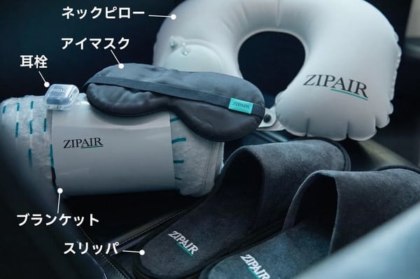圖示呈現ZIPAIR的a la carte單點式服務，包含機上餐點、飲品與舒適套組等可加購選項