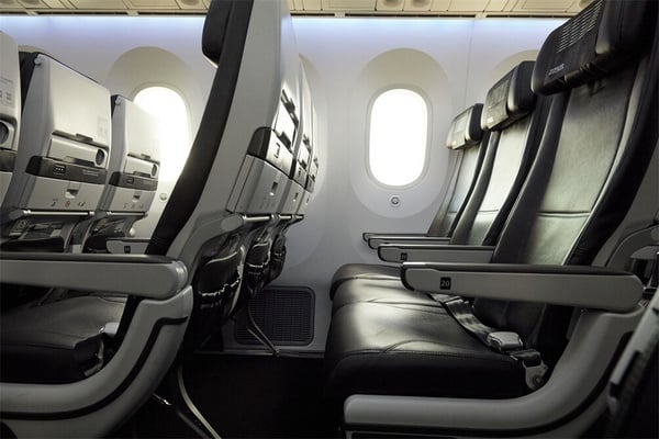 ZIPAIR航空經濟艙內部，顯示其寬敞的3-3-3座位配置與簡潔的灰綠色系內裝設計。