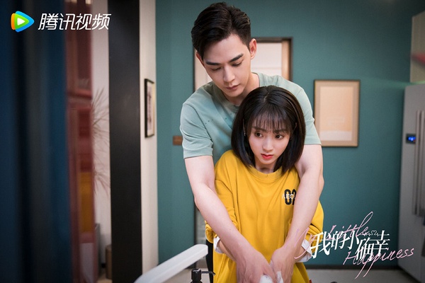 高糖甜寵劇《我的小確幸》劇照，唐曉天與邢菲飾演的青梅竹馬重逢後火花四射。