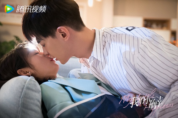 《我的小確幸》中，唐曉天飾演的腹黑醫生與邢菲飾演的實習律師甜蜜互動。
