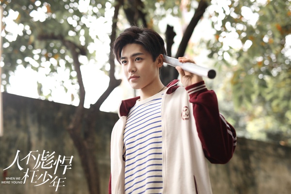 青春校園陸劇《人不彪悍枉少年》劇照，侯明昊與萬鵬等主演群展現青春活力。