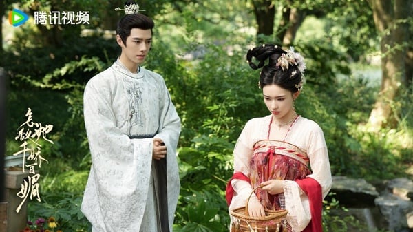 《怎敵她千嬌百媚》講述家道中落的落魄貴女羅令妤，為了擺脫寄人籬下的命運，帶著年幼的妹妹投奔表親陸家，途中，意外與陸家三公子陸昀結怨。再次相見時，羅令妤被陸昀吸引，陸昀卻誤會她是想要攀附權貴的女人，對她嗤之以鼻。兩個驕傲的人在日漸相處中互生情愫，卻誰都不願意先承認。