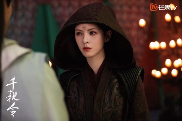 《千秋令》講述正道領袖「風月劍尊」與魔教星主「鳳行天」生死決戰，兩人的後輩「沈少游」和「鳳離雪」卻因機緣巧合結成好友。為保護師父，沈少遊失手將離雪推下懸崖。離雪被魔教第一高手救起，兩人的命運從此改寫。離雪將成為魔教教主，而沈少游卻成為正道的盟主，註定了要相遇相殺。