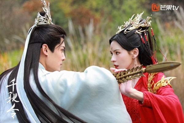 《千秋令》講述正道領袖「風月劍尊」與魔教星主「鳳行天」生死決戰，兩人的後輩「沈少游」和「鳳離雪」卻因機緣巧合結成好友。為保護師父，沈少遊失手將離雪推下懸崖。離雪被魔教第一高手救起，兩人的命運從此改寫。離雪將成為魔教教主，而沈少游卻成為正道的盟主，註定了要相遇相殺。