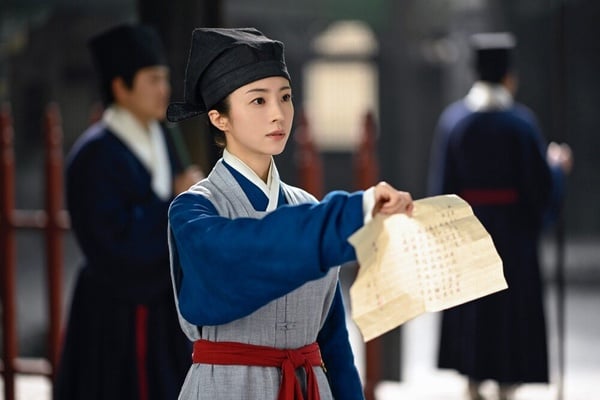 《錦囊妙錄》講述少女羅疏家道中落，不得已落入賤籍。為改變命運，她毛遂自薦，幫助新任縣令韓慕之破解一起大案，自此化身捕快協助查案，過程中結識了少年公子齊夢麟。無頭女屍案、汾河裸屍案……一樁樁民間奇案接連上演，羅疏與齊夢麟的感情也逐漸升溫，殊不知一場更大陰謀正在悄然逼近。