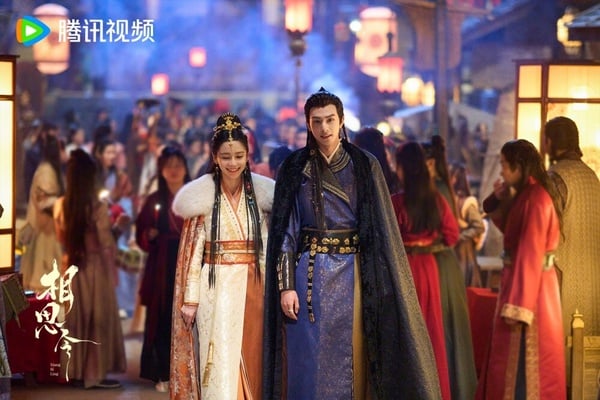 《相思令》講述君家長女君綺羅，從小擁有著雙重身份，對外為君家私生子君非凡。君綺羅在20歲的時候，被帶回北泫，自此開啟了一段在異鄉艱難生存的經歷。後來，君綺羅找機會逃回家，卻發現家產全被設計奪光。君綺羅經歷宅鬥風波後，開始了重振家業的過程。
