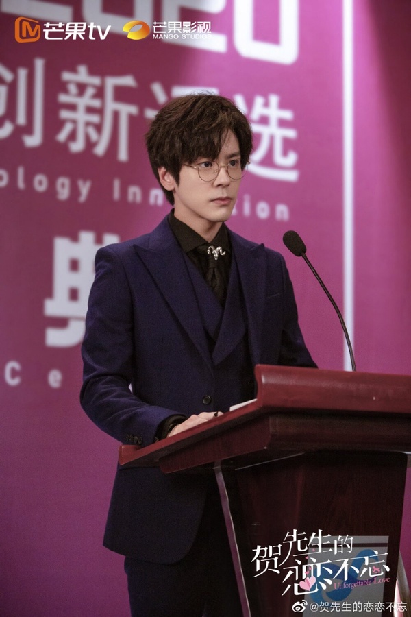 魏哲鳴在陸劇《賀先生的戀戀不忘》中詮釋傲嬌霸總賀喬宴，與女主角的契約婚姻擄獲不少少女心。
