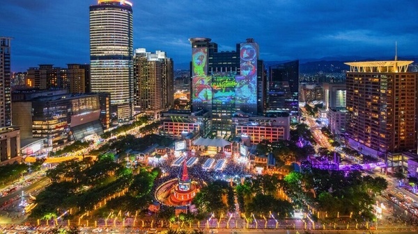 往年新北耶誕城的光雕秀，新北市政府大樓外牆正投影著繽紛絢麗的聖誕主題動畫
