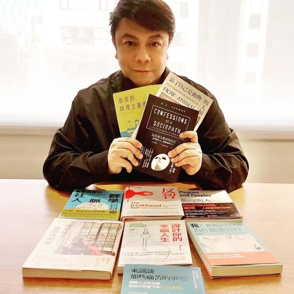蔡康永穿著休閒服飾的個人照。圖片搭配他的名言「我們不是被生活困住，我們是被自己的導航系統困住」，提醒讀者更新認知、突破困境。