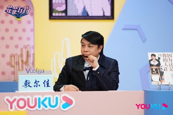 蔡康永在節目《花花萬物》中，搭配手勢發言。圖片呼應他的名言「自己選的路不一定要走完」，鼓勵讀者勇敢做出改變與停損。