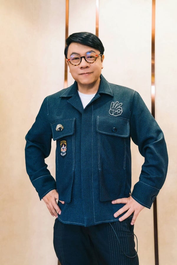 蔡康永在人文論壇或演講活動中發言。圖片搭配他對於「賴床」等「不應該小事」是人生小型抗議的有趣詮釋。