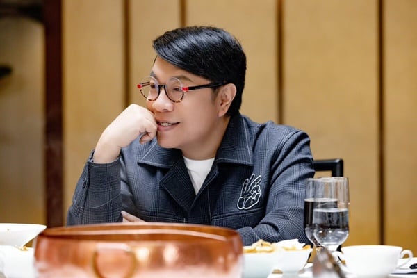 蔡康永在演講中，表情溫和地看著觀眾。圖片呼應他鼓勵人們應多加自我肯定、停止過度責怪自己的溫暖語錄。