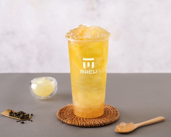 麻古茶坊推薦飲品金萱雙Q，清澈的金萱茶湯中含有滿滿的白色波霸與爽脆椰果，為咀嚼控必點手搖。