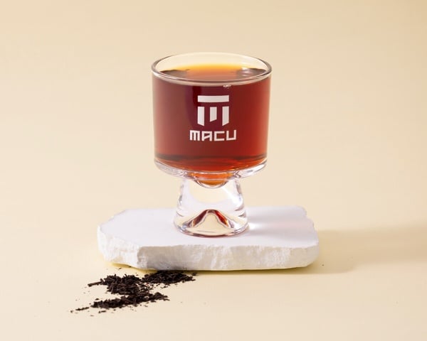 麻古茶坊推薦飲品紅萱烏龍，一杯清澈的琥珀色純茶，為2025麻古茶坊最新推出的純茶系列。