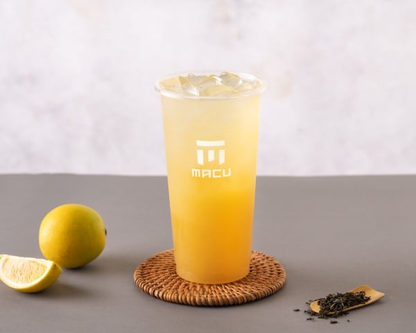 麻古茶坊推薦飲品翡翠柳橙，裝滿新鮮柳橙果肉的綠茶，是麻古經典不敗的水果茶飲