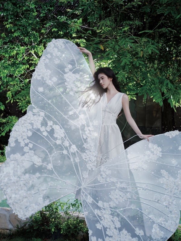 鞠婧禕私服照，雖然實際身高嬌小，但穿搭技巧讓她視覺上增高不少，比例極佳