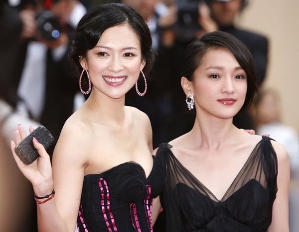 周迅與其他女星同台，身高160公分的她看起來小鳥依人，與螢幕形象反差極大。