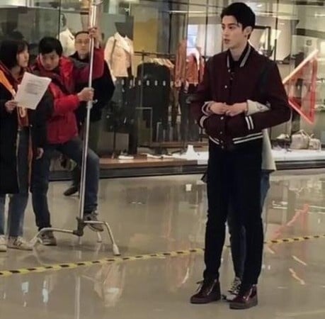 戲劇畫面中，嬌小的沈月與身材高大的男演員對戲，形成有趣的體型對比