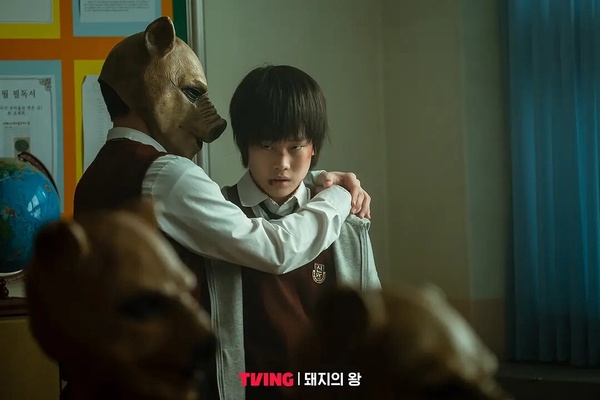霸凌復仇韓劇《豬玀之王》劇照，呈現主角在劇中沉重且絕望的氛圍。