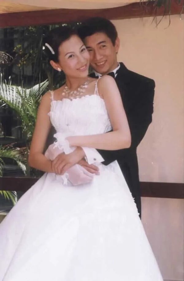 吴奇隆、蔡少芬這對最令人意外，沒想到他們竟然曾在一起過！兩人拍攝了電影《還我情心》結緣，後續又合作偶像劇《創世紀》因戲生情，之後還一起接過婚紗廣告，戀情傳出後兩人也大方承認了，愛得相當甜蜜高調！