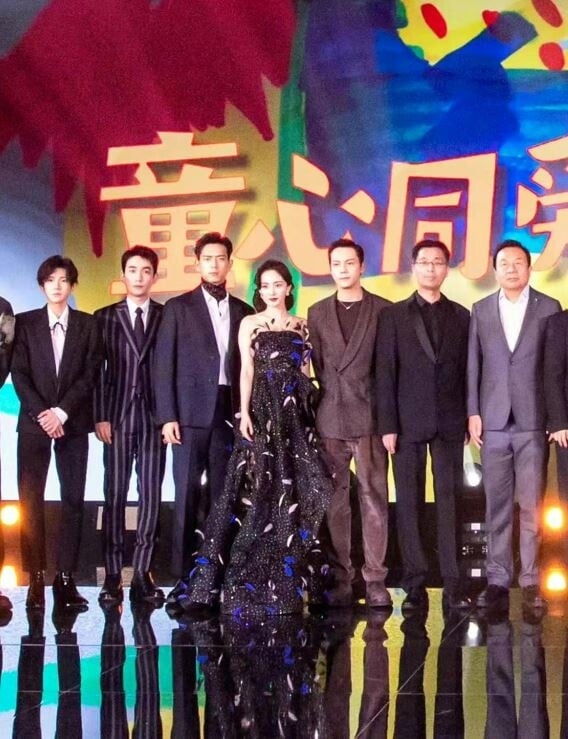 最後鍾楚曦選擇站在最旁邊，所以李現就往中間站了，而陳偉霆當下也是進退兩難，左邊有楊穎，右邊的則是前女友阿SA，不過最後大家都很識相離得遠遠的，成功化解了危機。