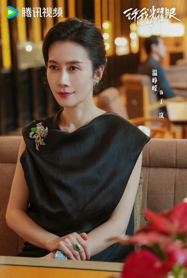 溫崢嶸在時裝劇《許我耀眼》飾演豪門婆婆于嵐，氣場全開，貴氣十足