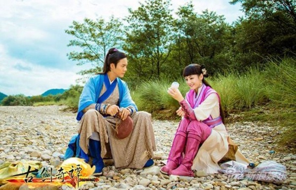 陳偉霆與迪麗熱巴在《古劍奇譚》中的經典畫面，兩人對視，CP感十足