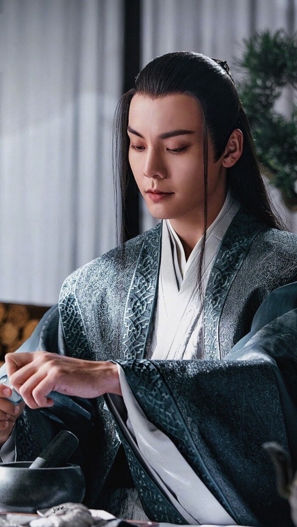 陳偉霆於《斛珠夫人》的古裝劇照，展現成熟穩重的帝王魅力
